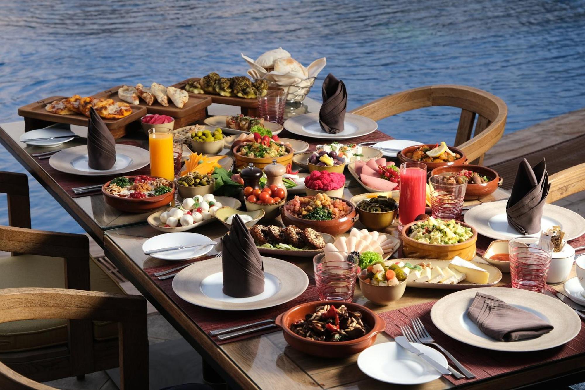 Voco - Riyadh, An Ihg Hotel - فندق فوكو الرياض, احدى فنادق مجموعة إنتركونتيننتال Luaran gambar A selection of Turkish meze
